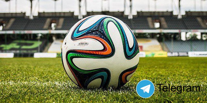 Pallone da calcio e Logo Telegram - Guadagnare con le scommesse sportive